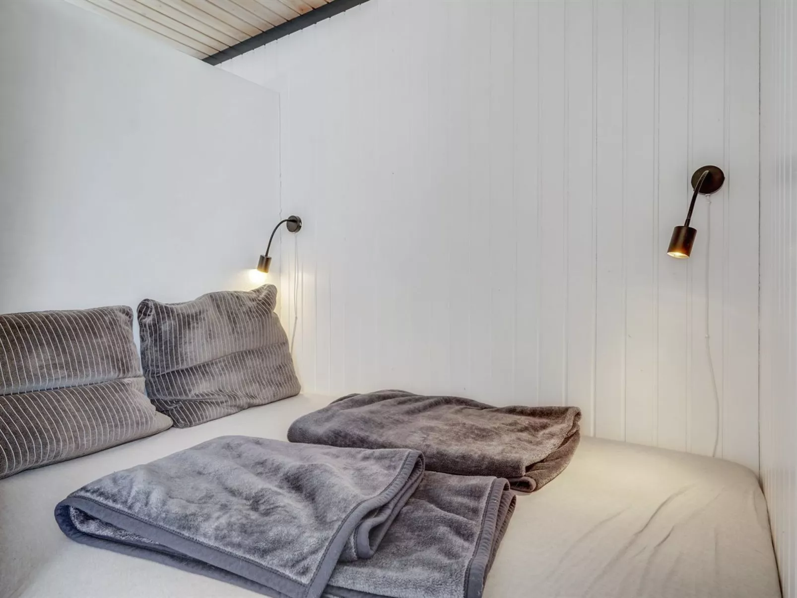 "Anthonette" -  from the sea-Binnen