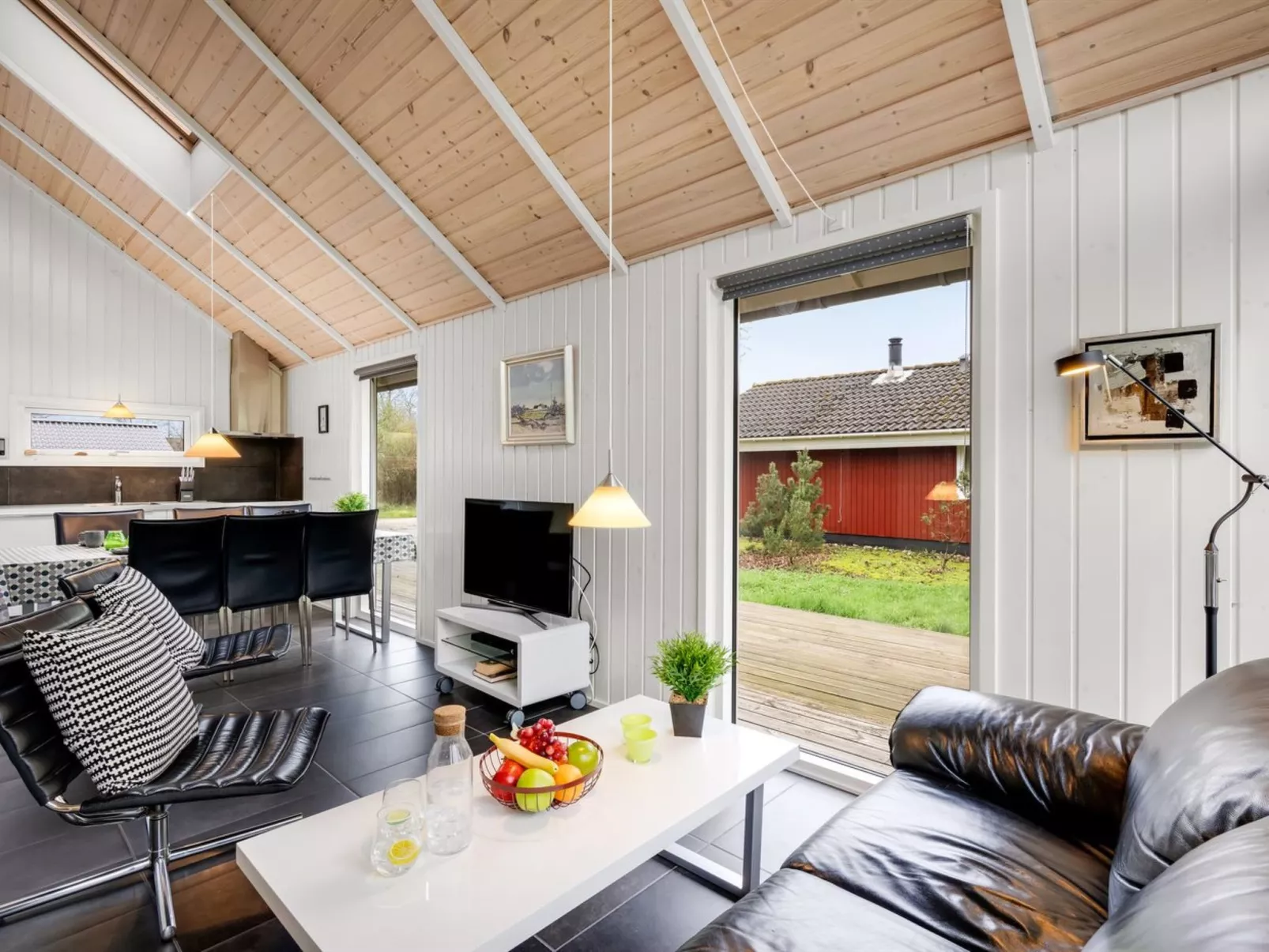 "Ketilbiorn" - 1.2km to the fjord-Binnen