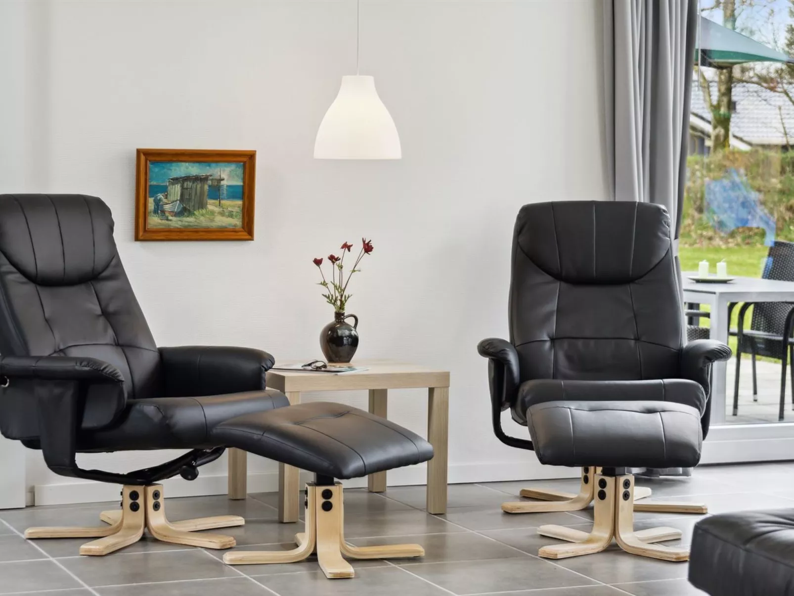 "Human" - 10.5km from the sea-Binnen