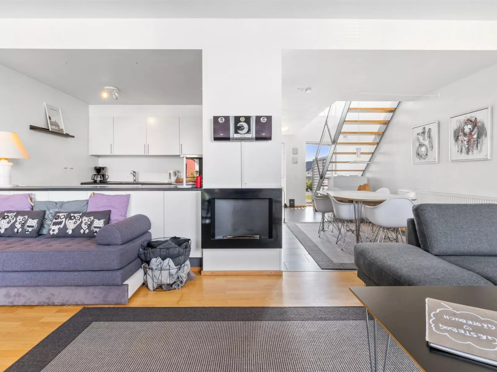 "Kimi" - 100m from the sea-Binnen