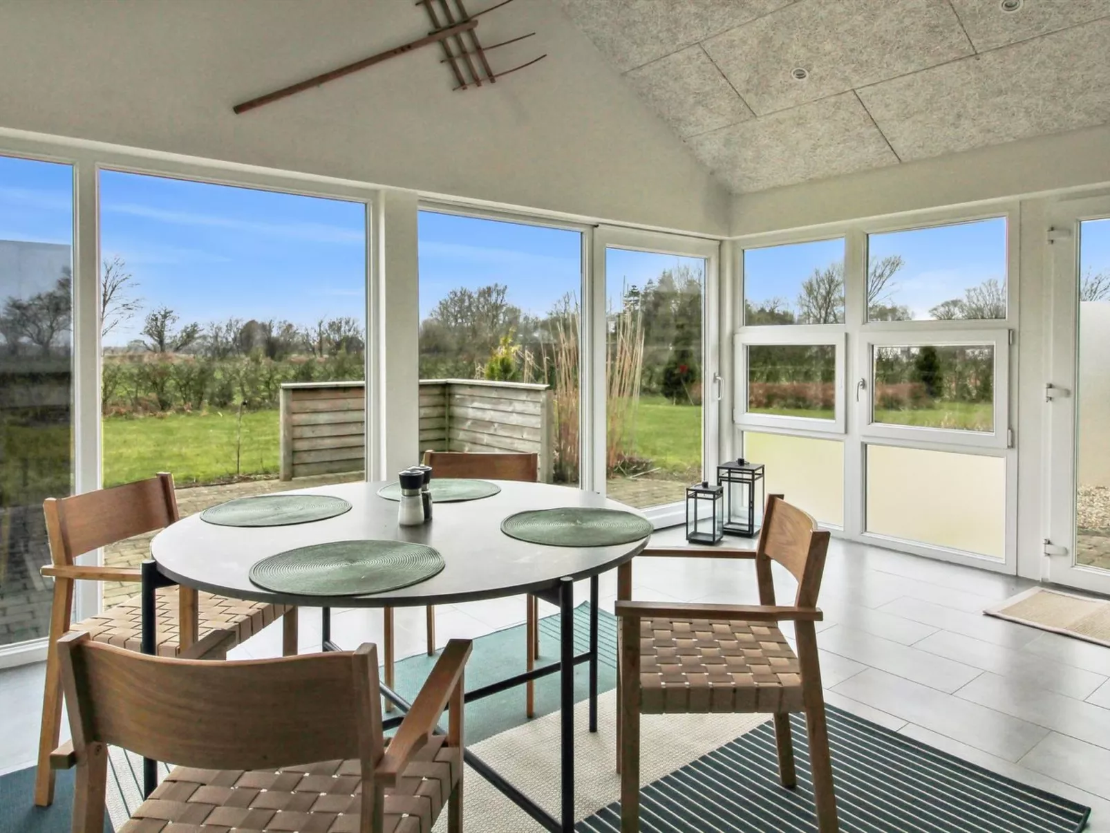 "Thrine" - 24km from the sea-Binnen