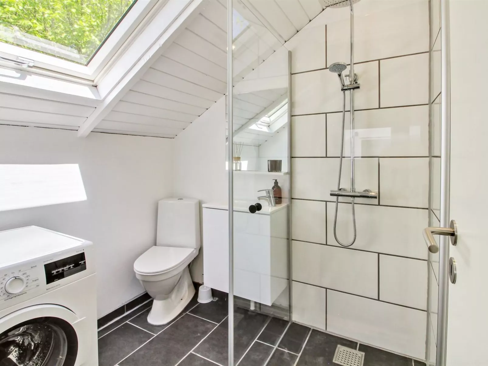 "Jaakob" - 30km from the sea-Binnen