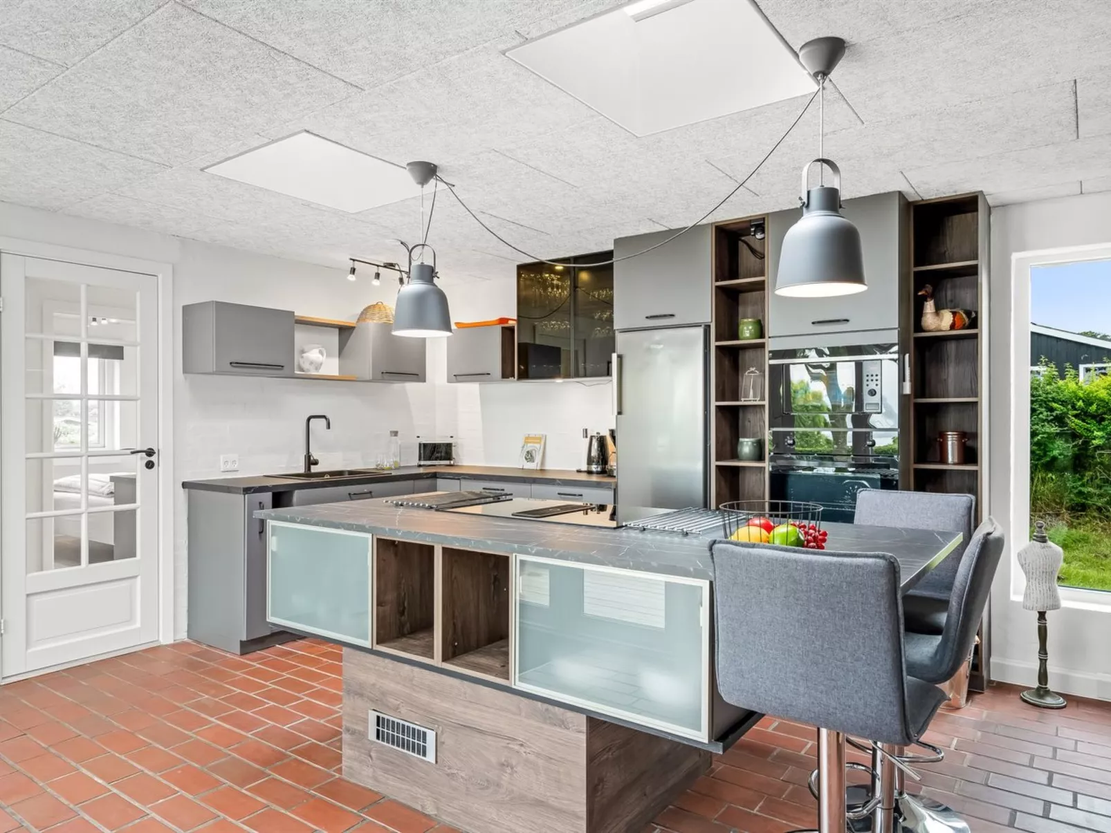 "Tonna" -  from the sea-Binnen