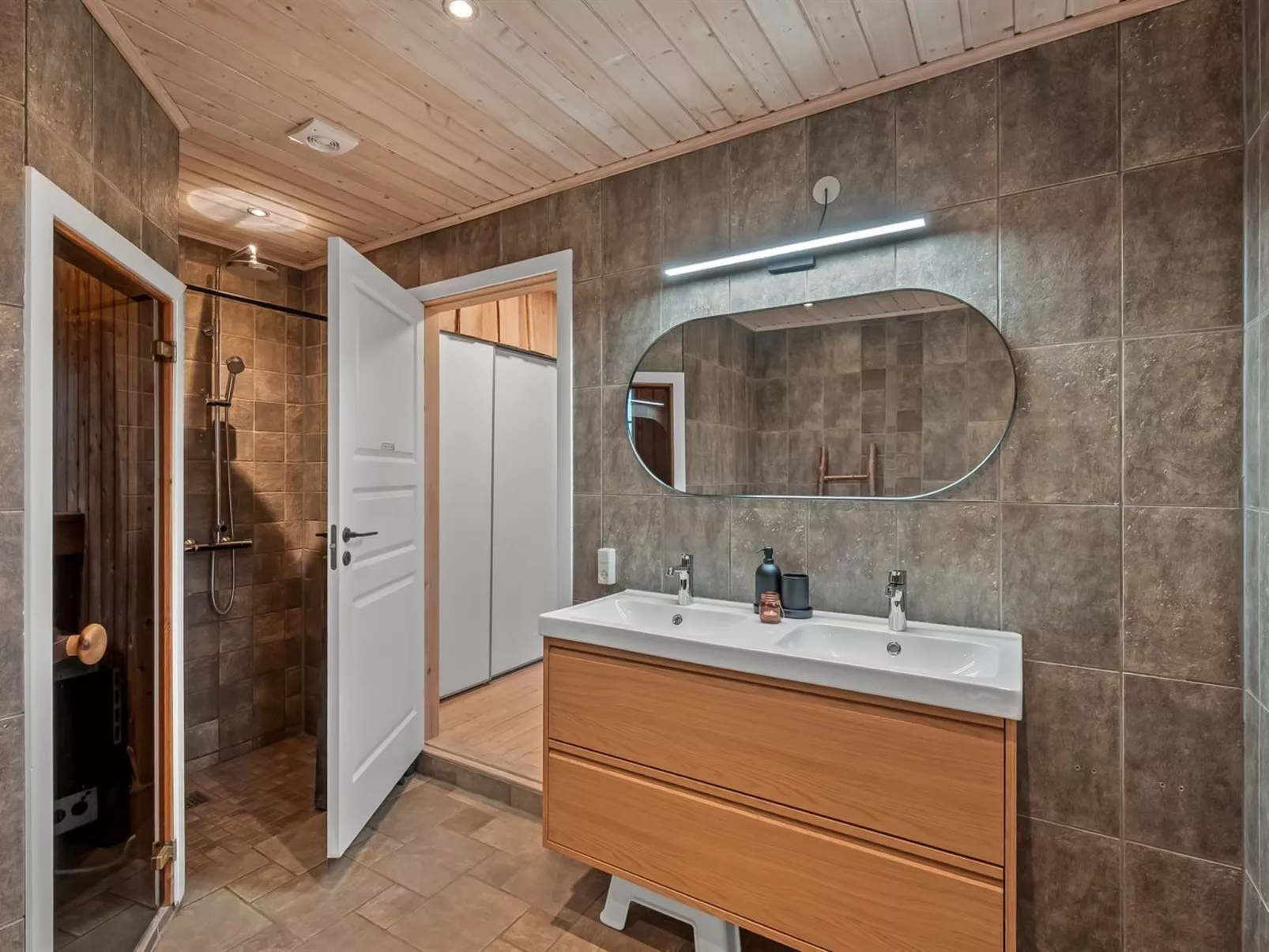 "Gunwald" - 1km to the fjord-Binnen