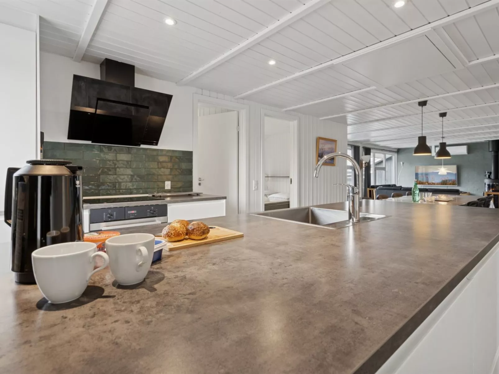 "Akira" - 250m from the sea-Binnen