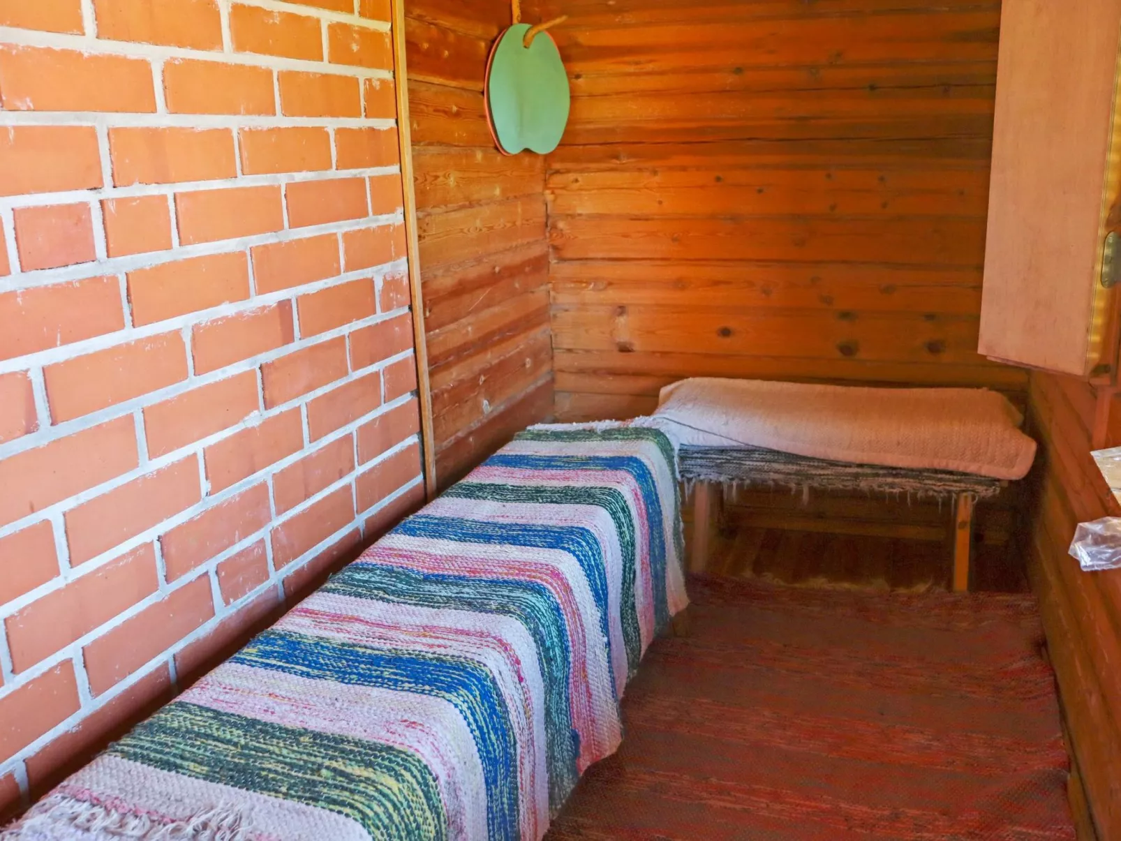 Laattajan hirsipirtti-Binnen