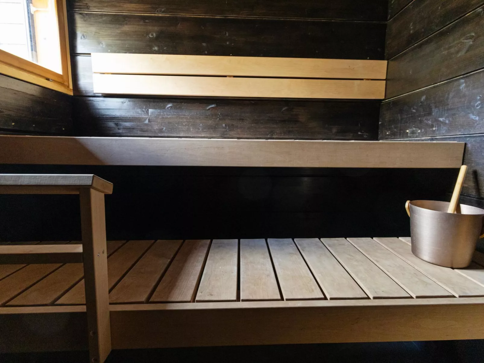 Sallan kuukkeli-Binnen