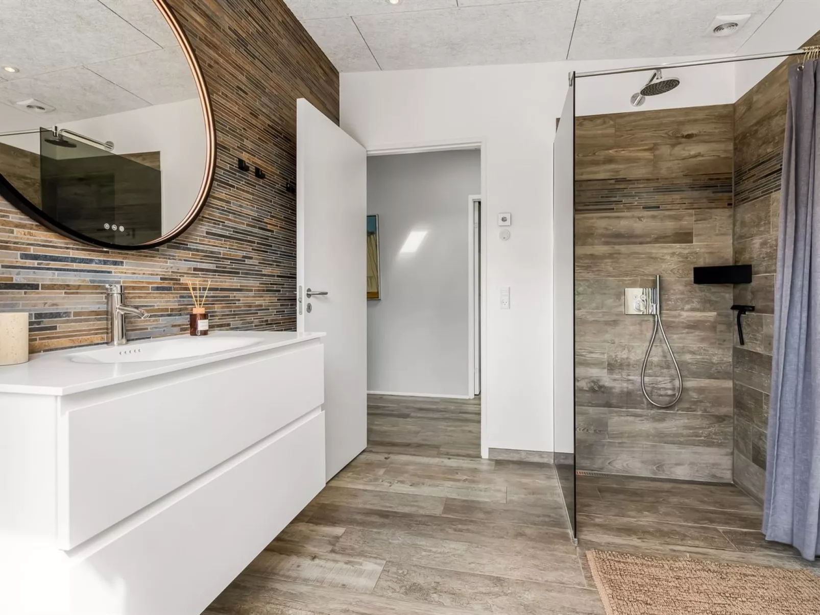 "Bondi" - 75m from the sea-Binnen