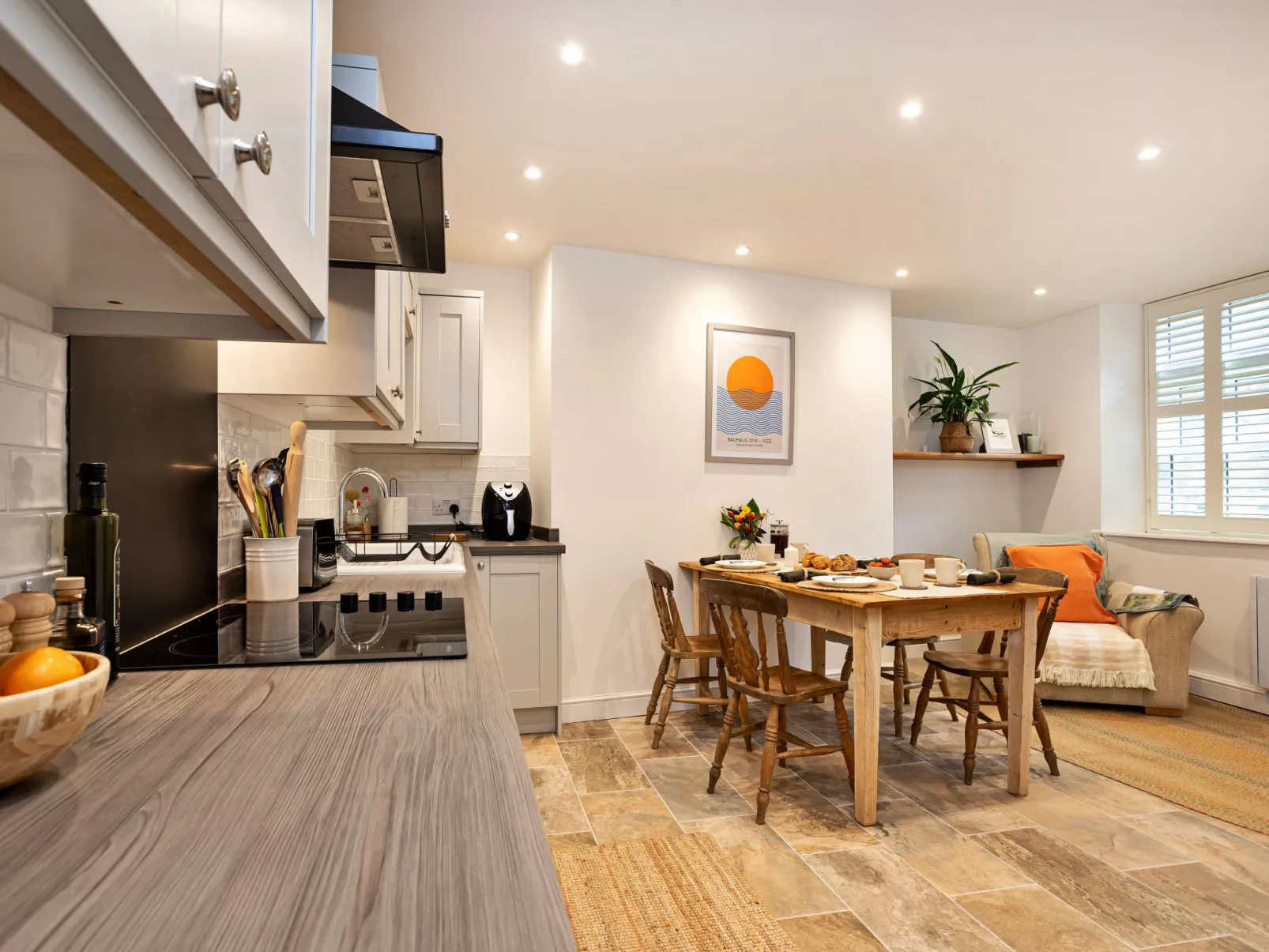 Courtyard Cottage-Binnen