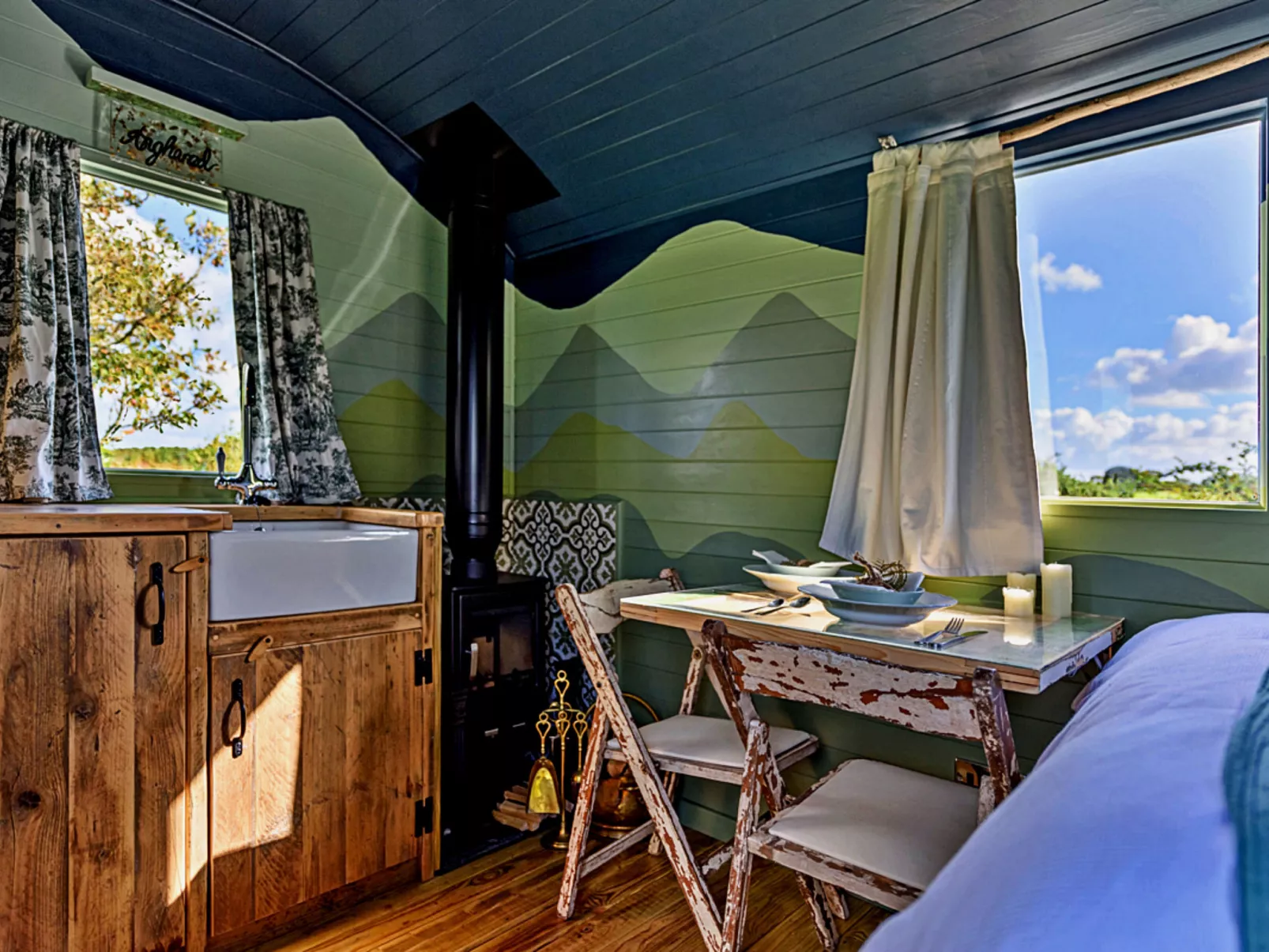 'Angharad' Poachers Hut-Binnen