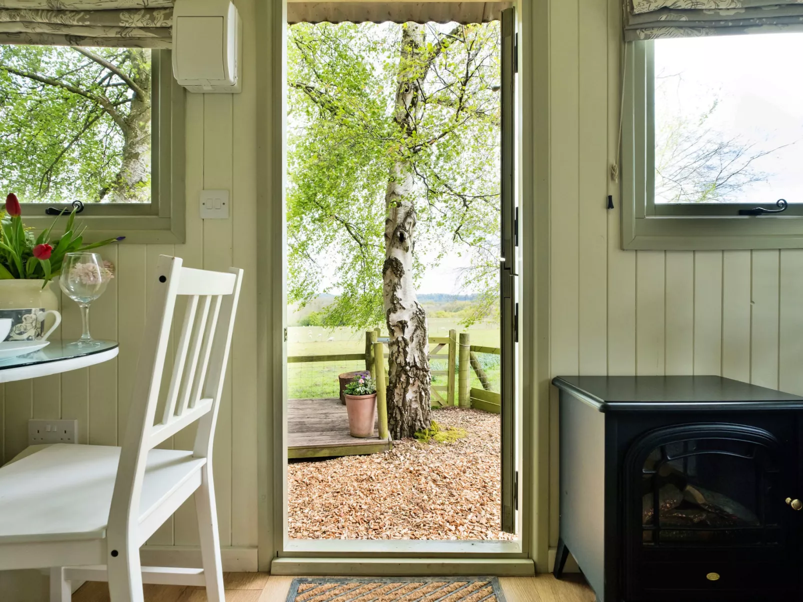 Hay and Hedgerow Glamping-Binnen