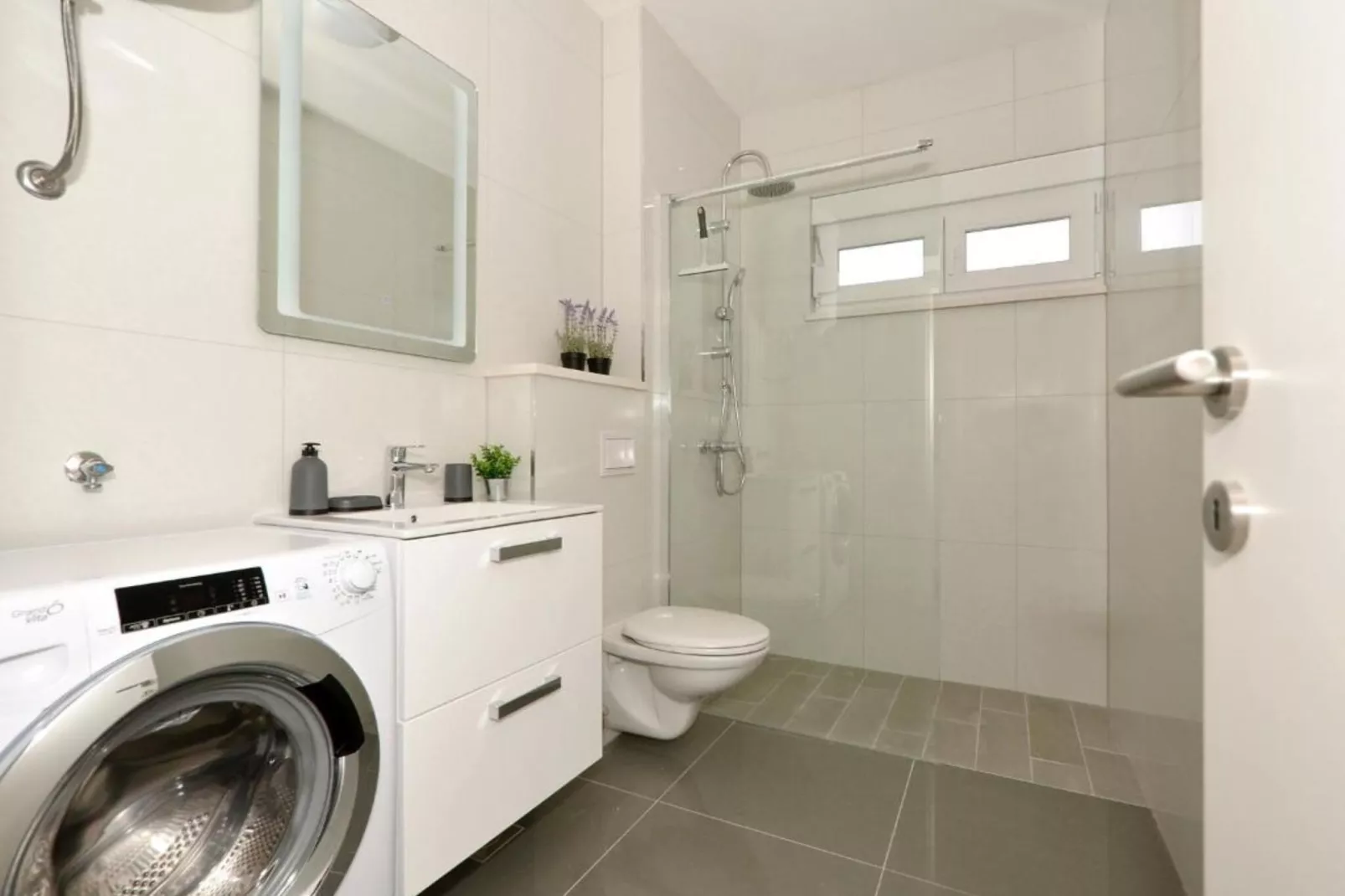 Apartment Sunshine Trogir - Three Bedroom Apartment with Balcony-Badkamer