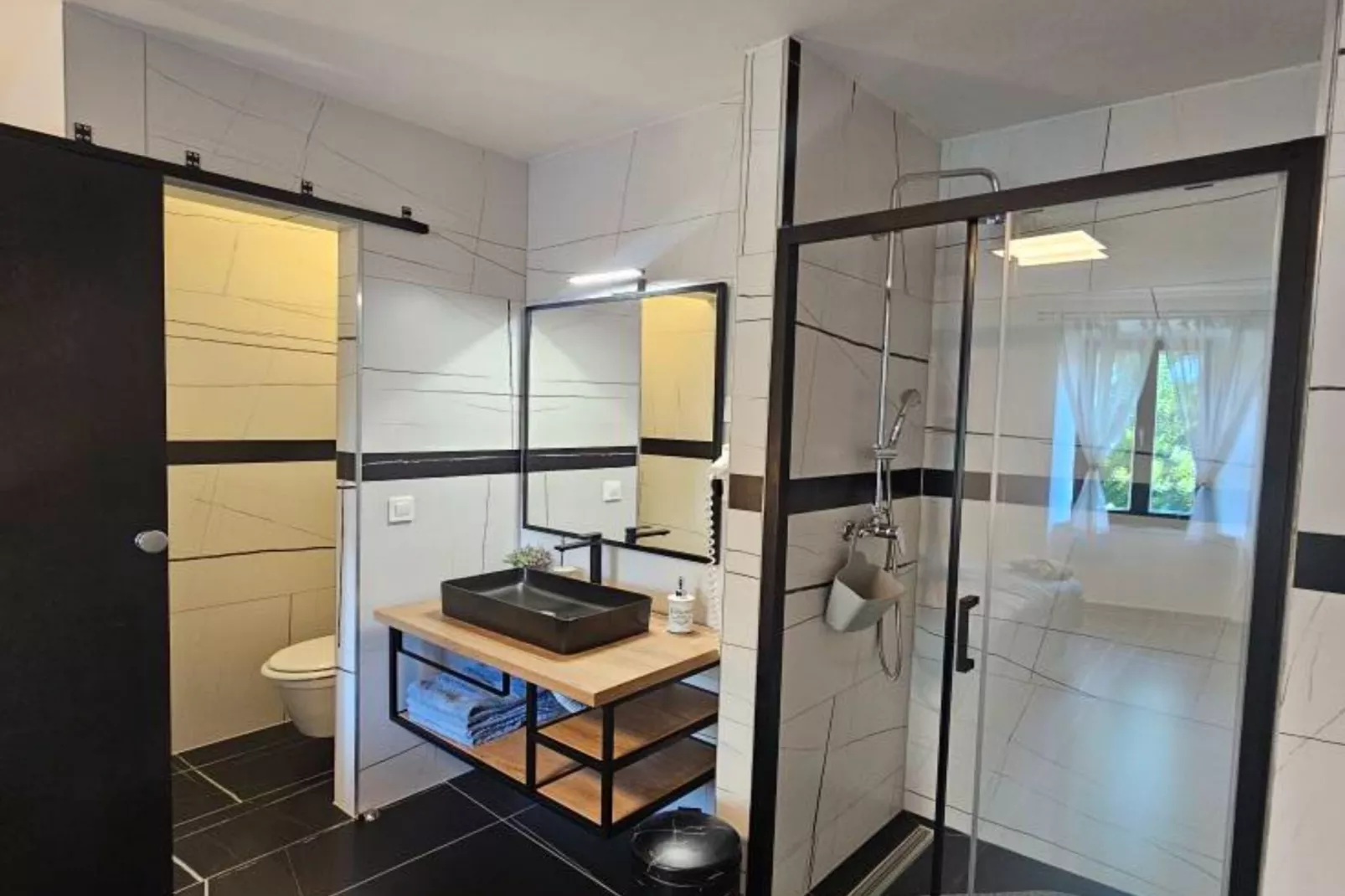 Lisko Vacation House -  Five Bedroom Holiday Home with Private Pool-Badkamer