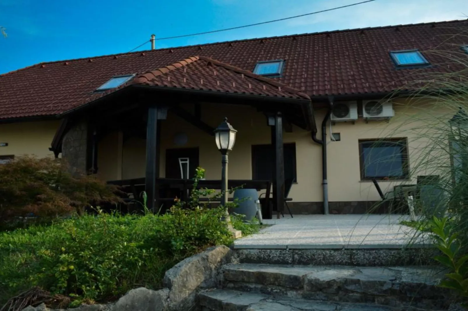 Zevnik Quiet Retreat with Stunning Views and Equestrian Activities - One Bedroom Apartment-Buitenlucht