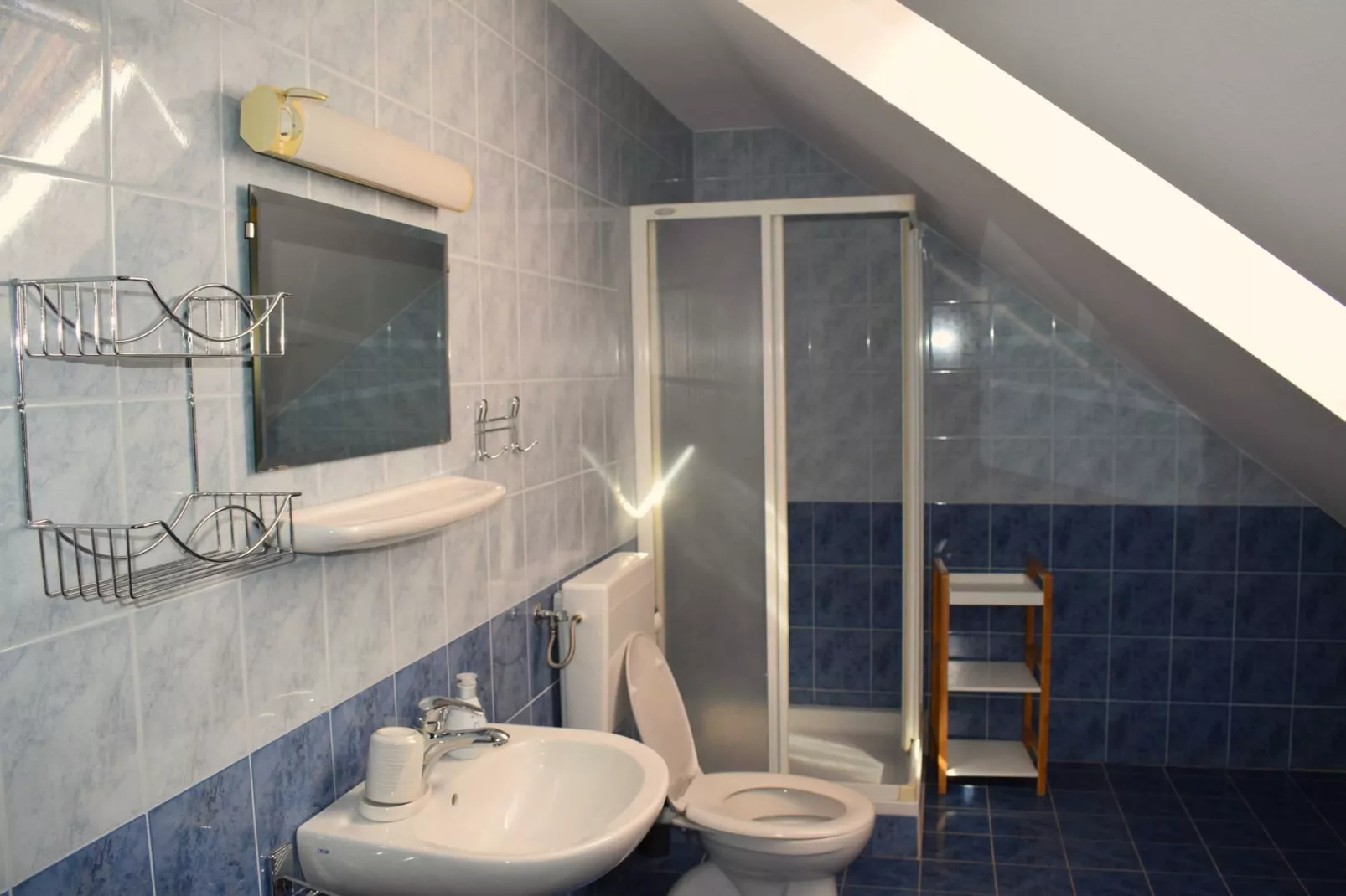 Zevnik Quiet Retreat with Stunning Views and Equestrian Activities - Family Room with Private Bathroom 8-Badkamer