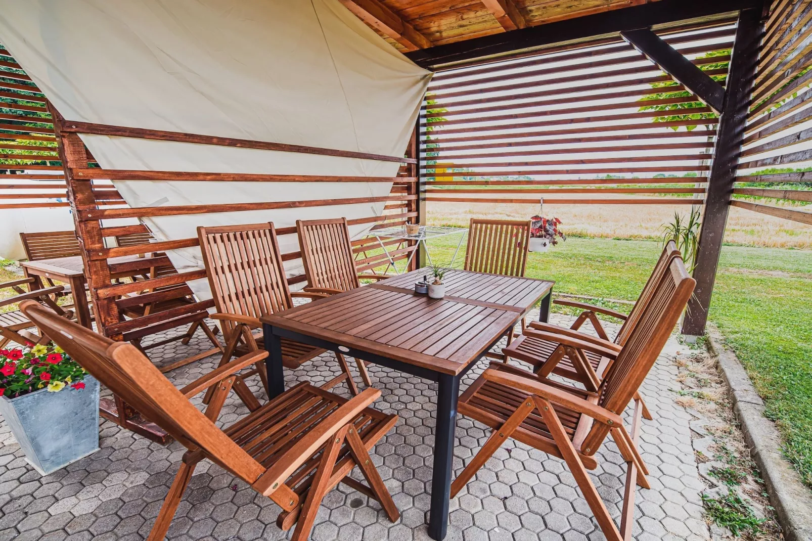 Elegant and Stylish Retreat Apartments with Terrace - Three Bedroom Apartment with Terrace-Buitenlucht