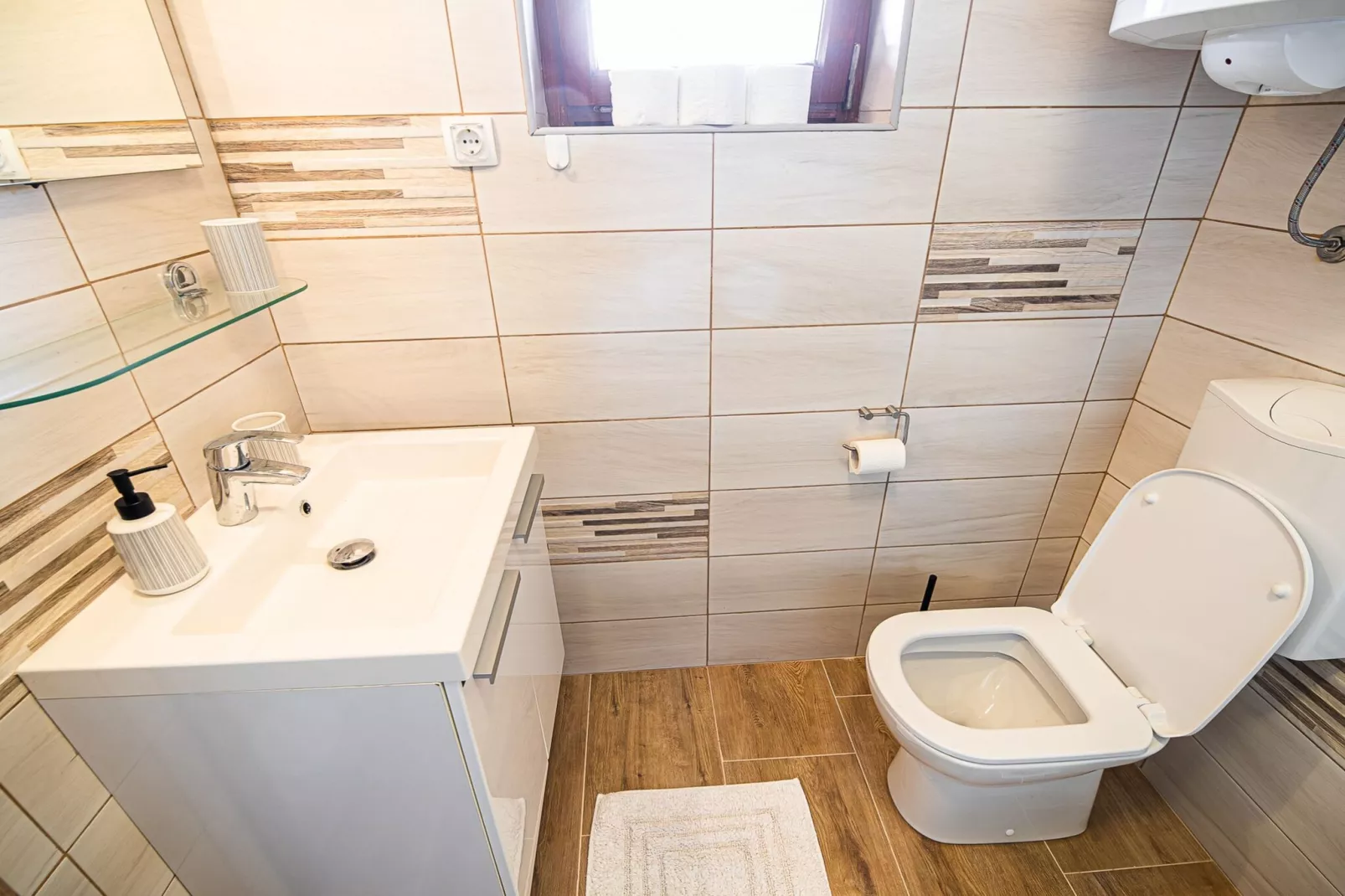 Serene Hollow Holiday Home with Mountain View - Two Bedroom Holiday Home with Mountain View-Badkamer