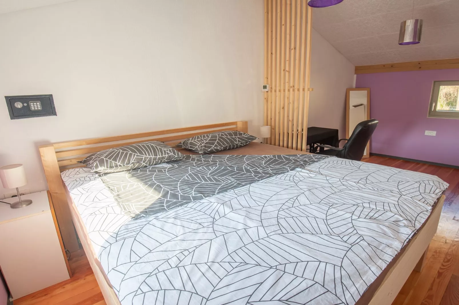 Family-Friendly Serene Retreat Holiday Home - Four Bedroom Holiday Home  with Terrace-Slaapkamer