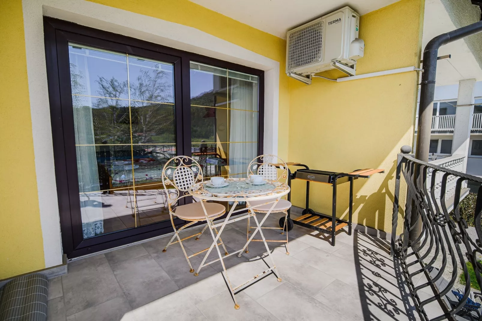 Sunny and Spacious Apartments with Terrace near Water Park - One Bedroom Apartment with Terrace-Terras
