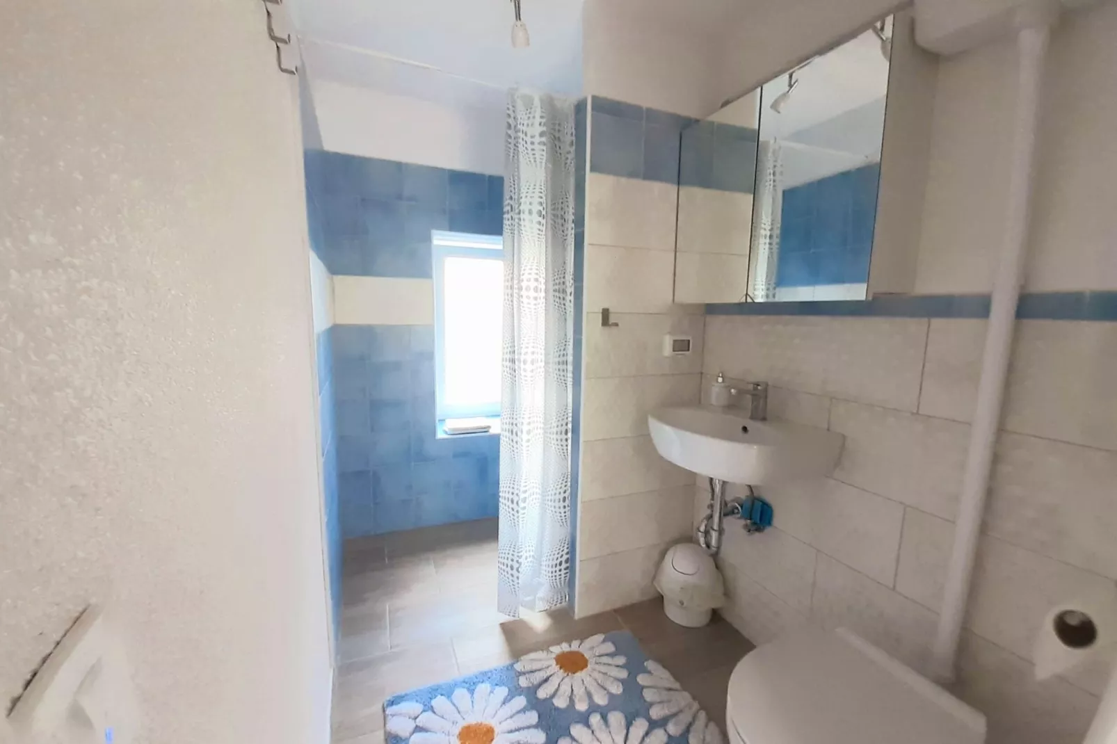 Secluded Authentic Apartment with Terrace - Studio Apartment with Terrace-Badkamer