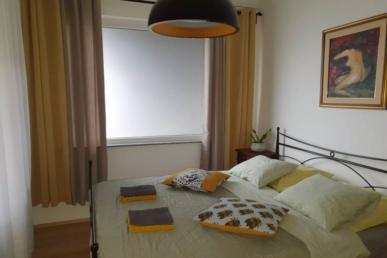 Bright and Sunny Apartment with Terrace - Two Bedroom Apartment with Terrace-Slaapkamer