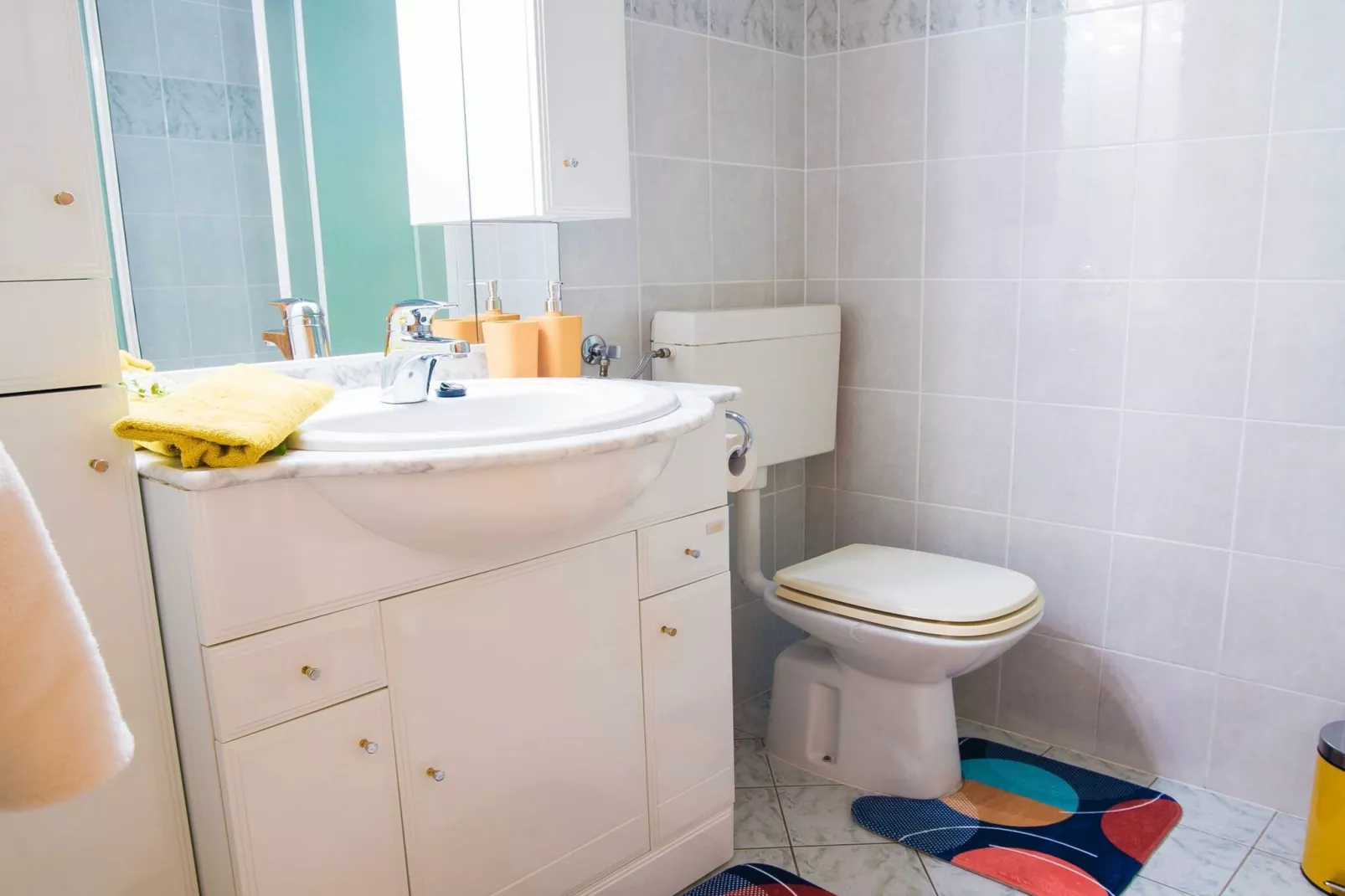 Rustic Authentic Holiday Home with Terrace and Wood Stove - Three Bedroom Holiday Home with Terrace-Badkamer