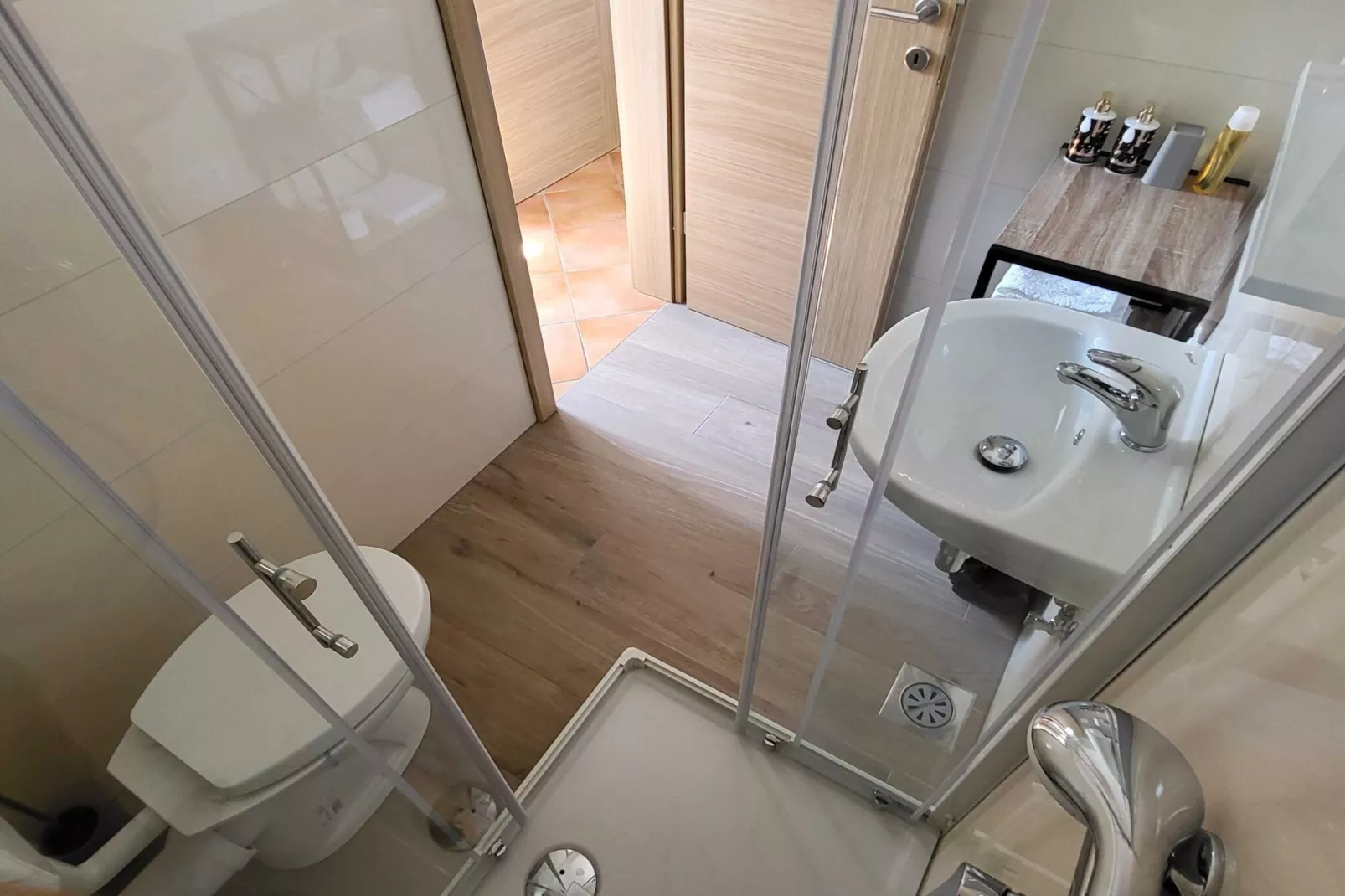 Peaceful Countryside Holiday Home with Terrace - One Bedroom Holiday Home with Terrace-Badkamer