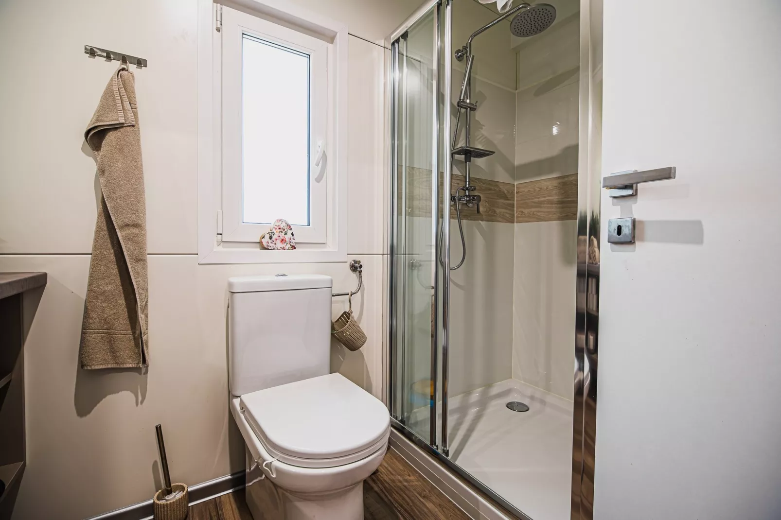 Lake Serenity Premium Mobile Homes with Thermal Riviera Tickets - Two Bedroom Mobile Home 15\/010-Badkamer