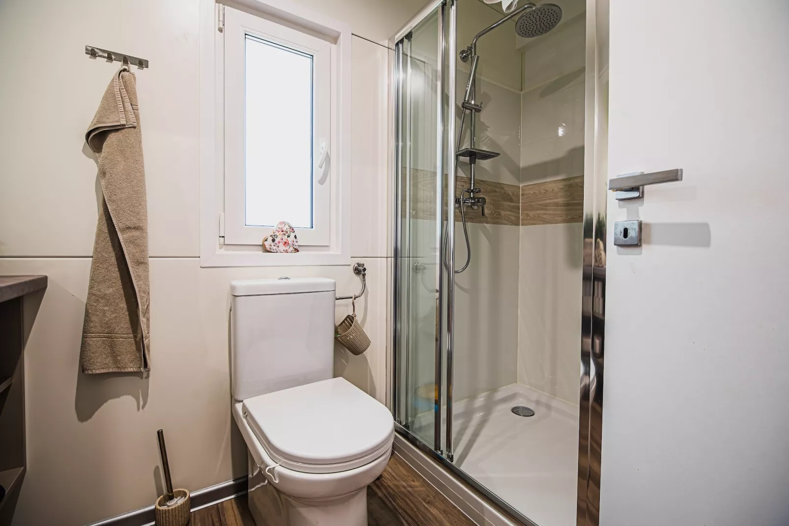 Lake Serenity Premium Mobile Homes with Thermal Riviera Tickets - Twho Bedroom Mobile Home 15\/012-Badkamer