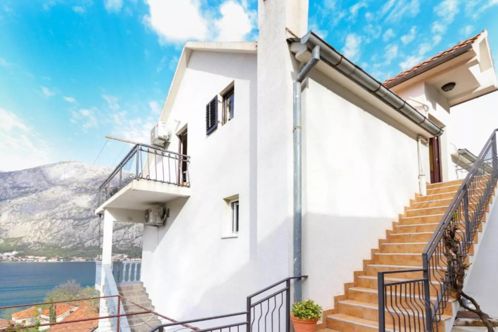 Charming Kotor Bay Retreat Just Steps from the Beach - Two Bedroom Apartment With Sea View-Buitenlucht