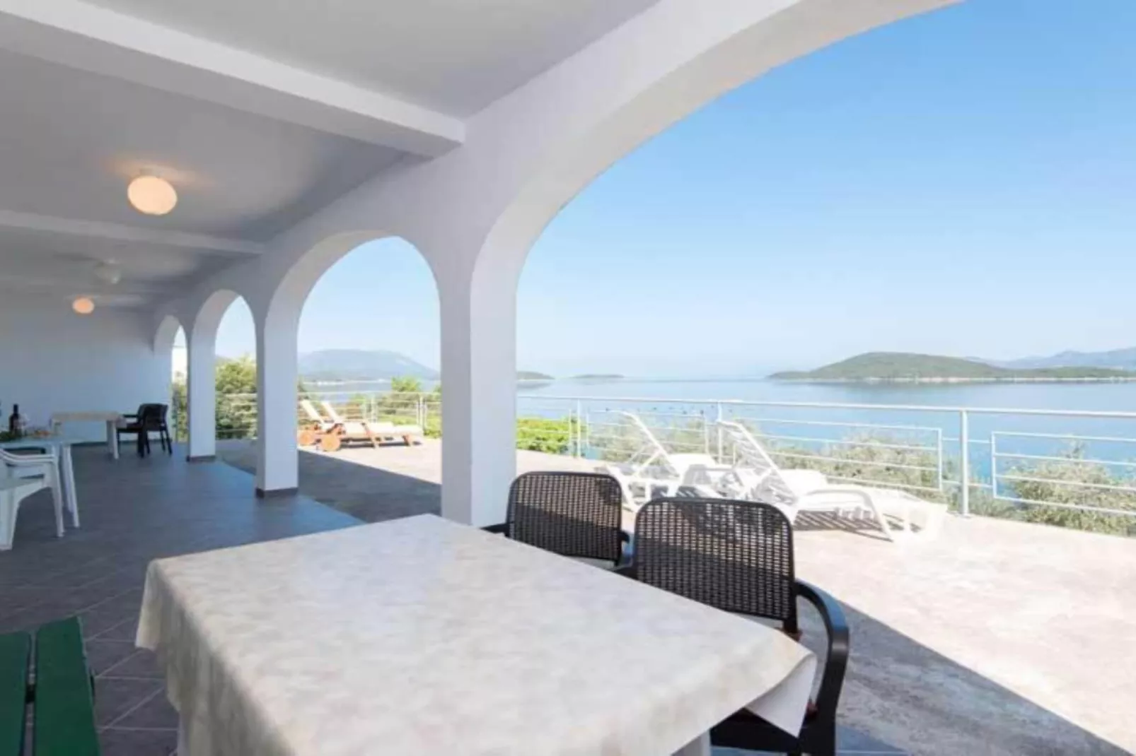 Spacious and Cozy Seafront Apartments - One Bedroom Apartment with Terrace and Sea View-Buitenlucht