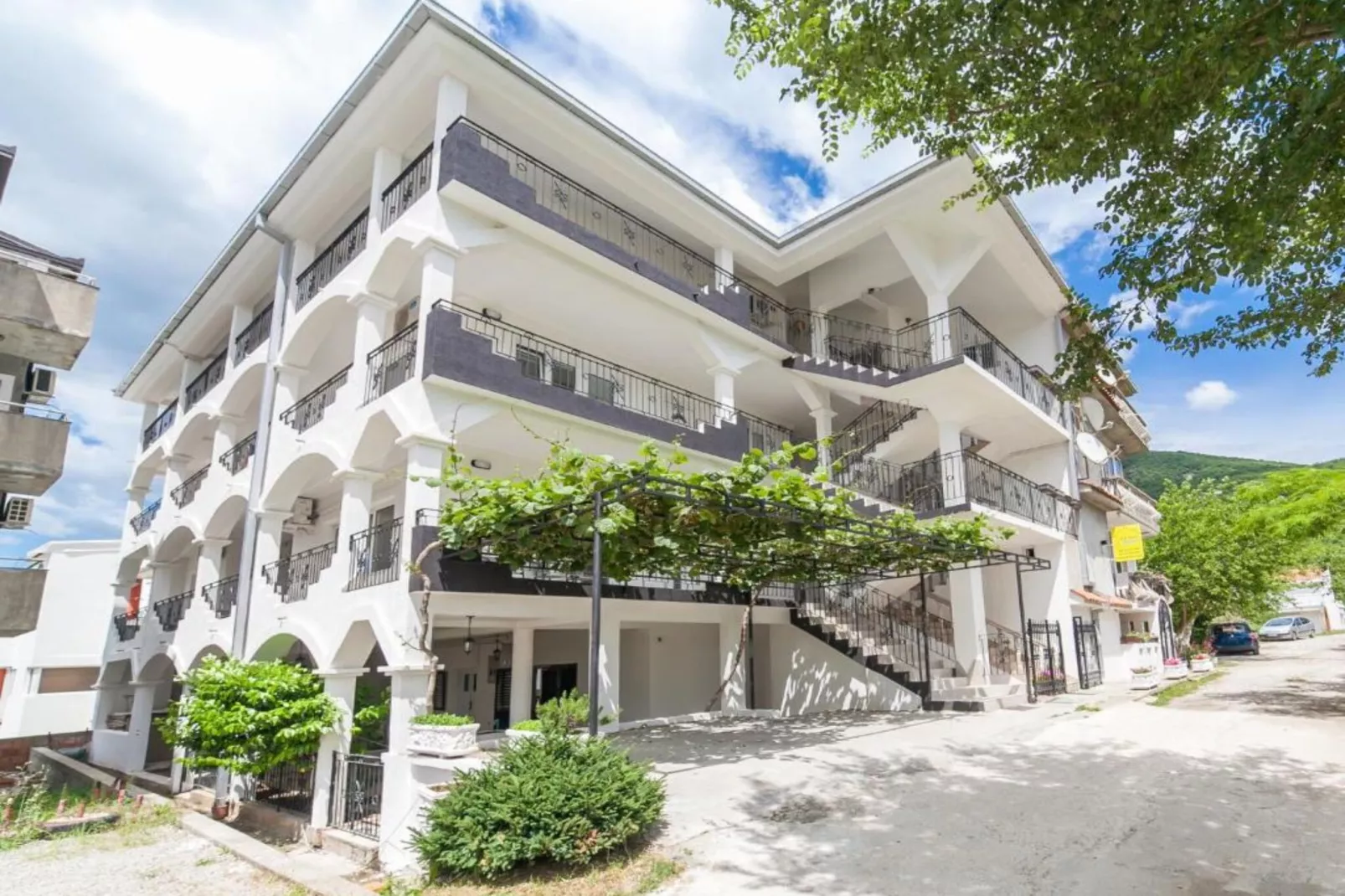 Perfect Budva Stay Near the Sea & Aqua Park - Comfort Triple Studio 1\/1 1-Buitenlucht