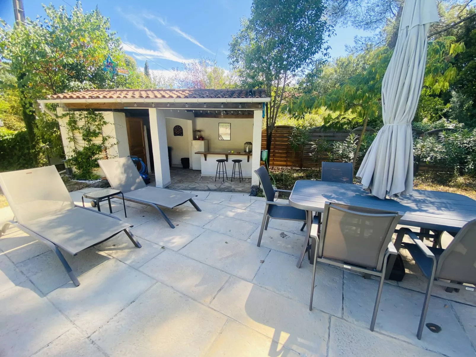 Les Pierres Fleuries-Buiten