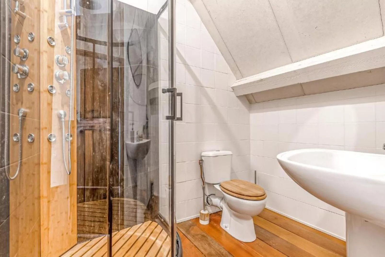 Chateau Feny-Badkamer