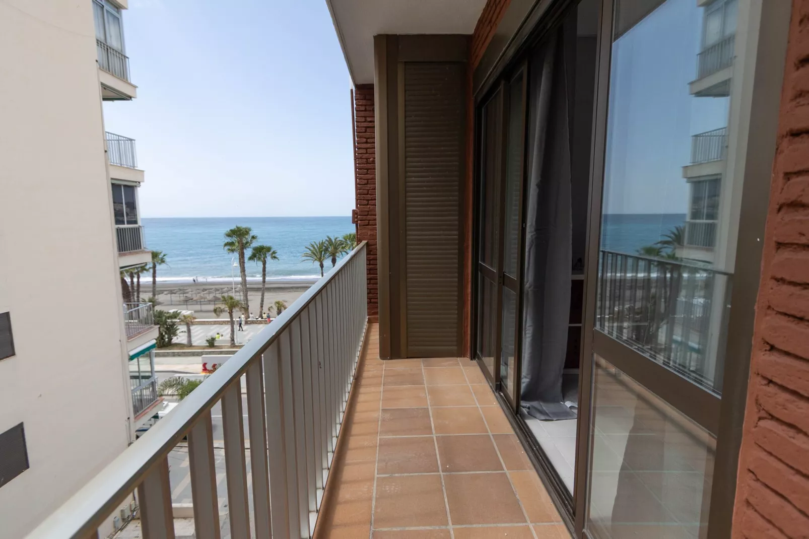 CT 383 GR - Faro's Almuñecar Beachfront for 4-Terrasbalkon