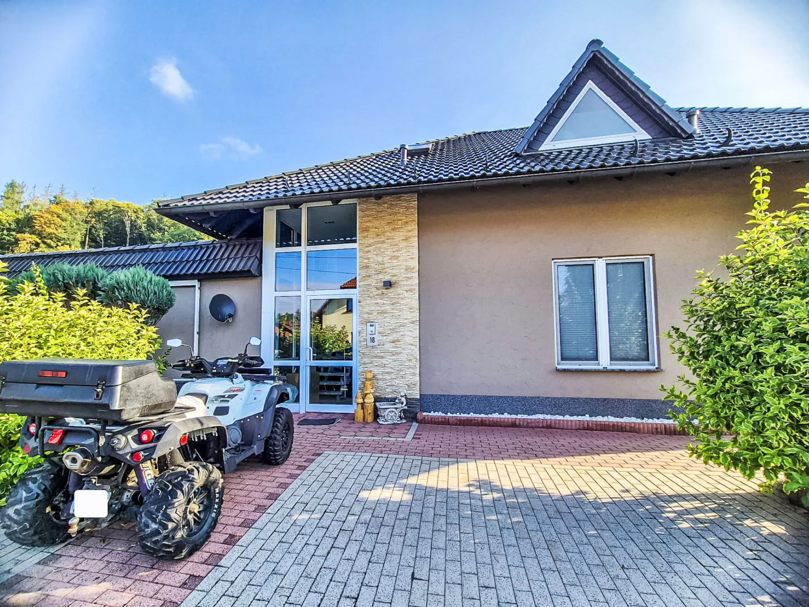 Naturnah mit Pool und Sauna-Buiten