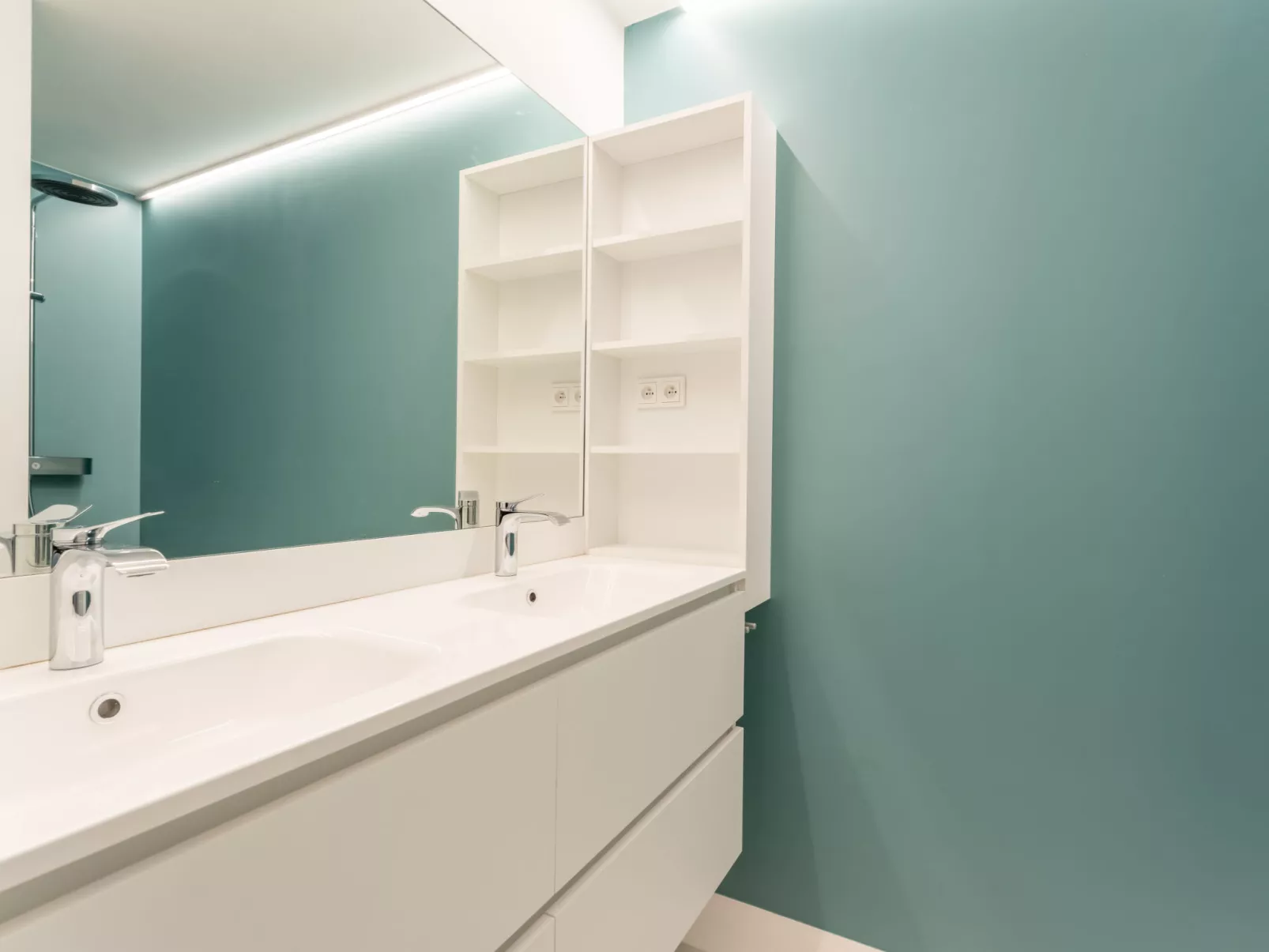 Marie Antoinette close by the sea-Binnen