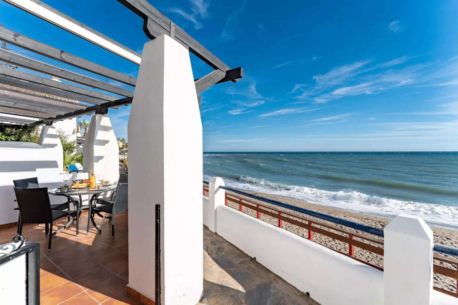 CT 401 - Faro's Beachfront Apartment in Calahonda-Terrasbalkon