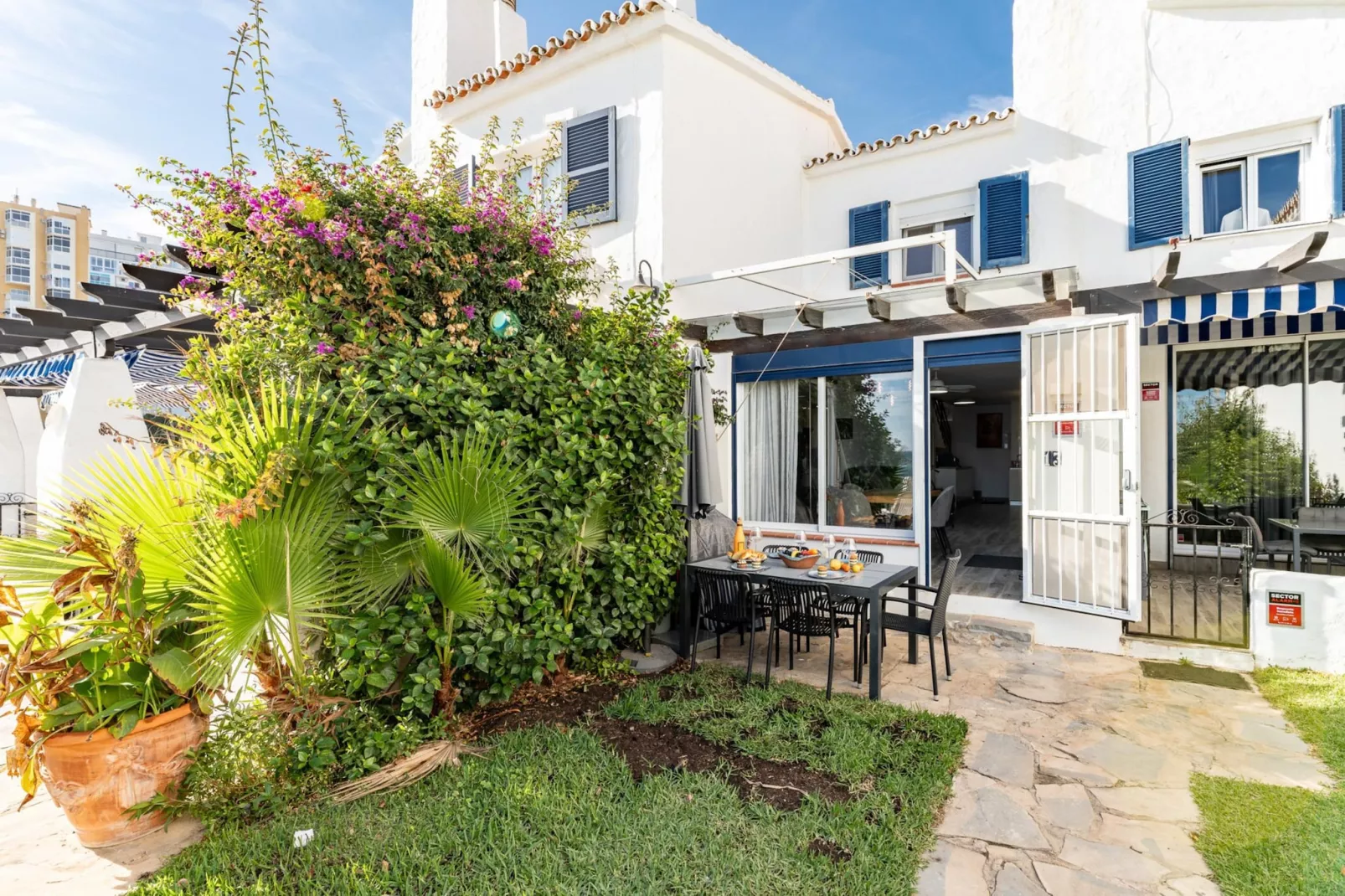 CT 400 - Faro's Beachfront House in Calahonda