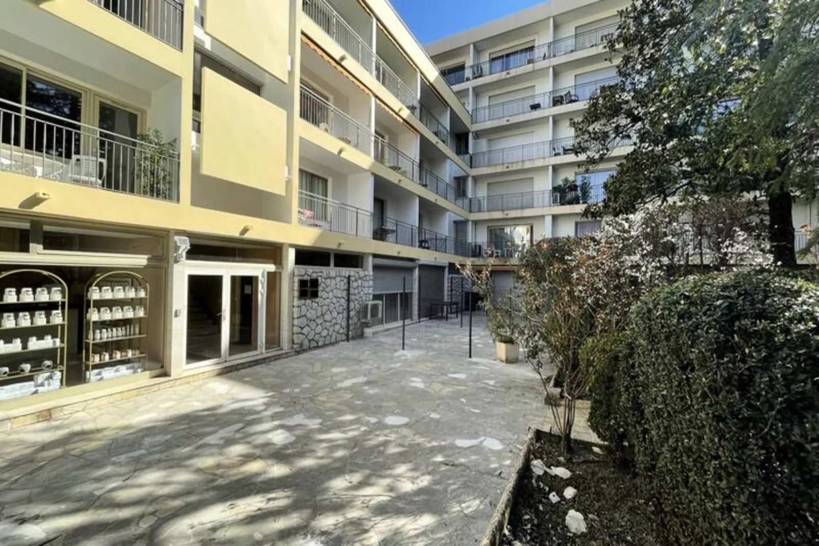 Résidence Flore-Niet-getagd