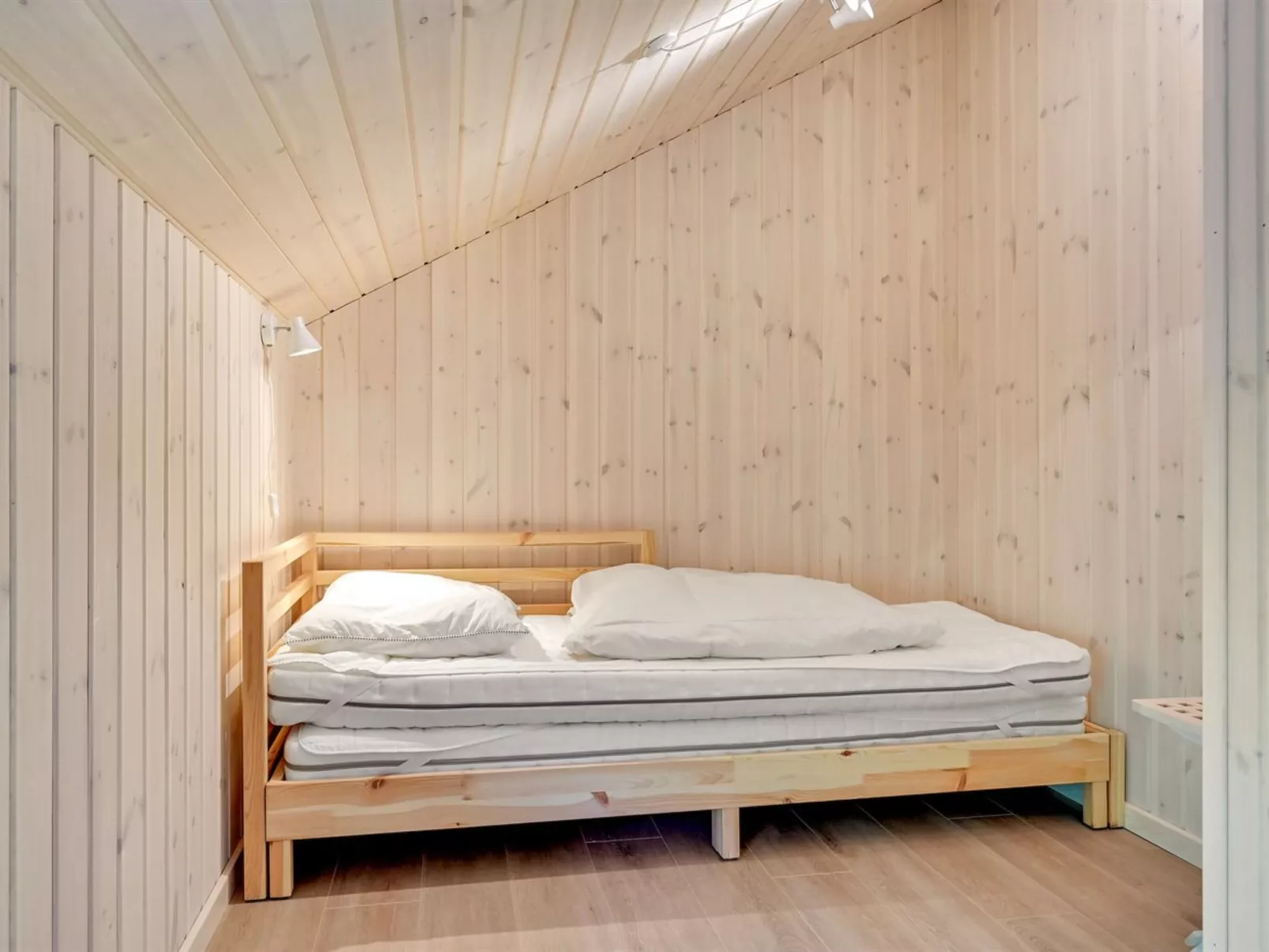 "Regni" - 300m to the fjord-Binnen