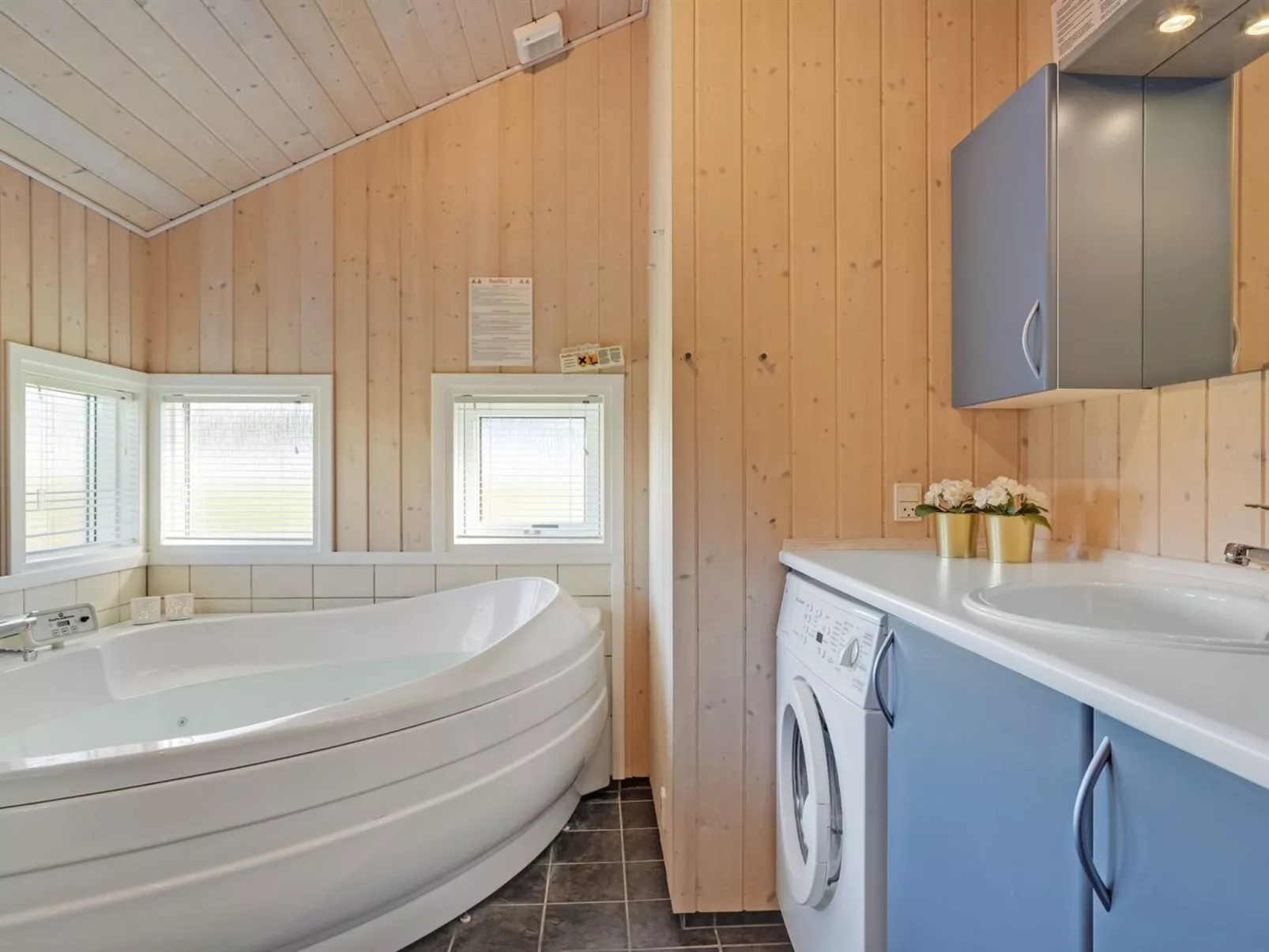 "Brynjolf" - 350m to the fjord-Binnen