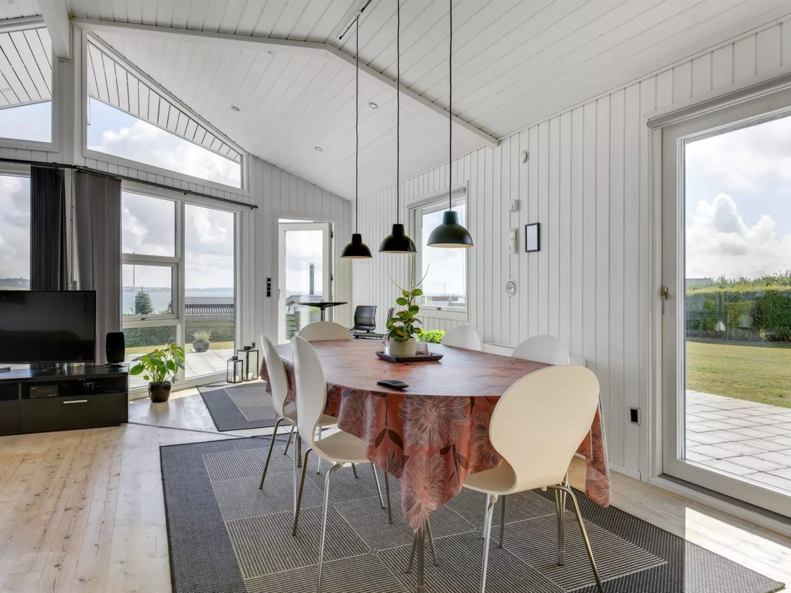 "Beowulf" - 200m from the sea-Binnen