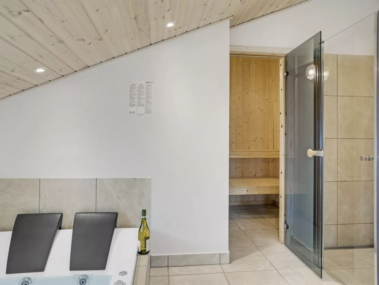 "Mavis" - 800m from the sea-Binnen