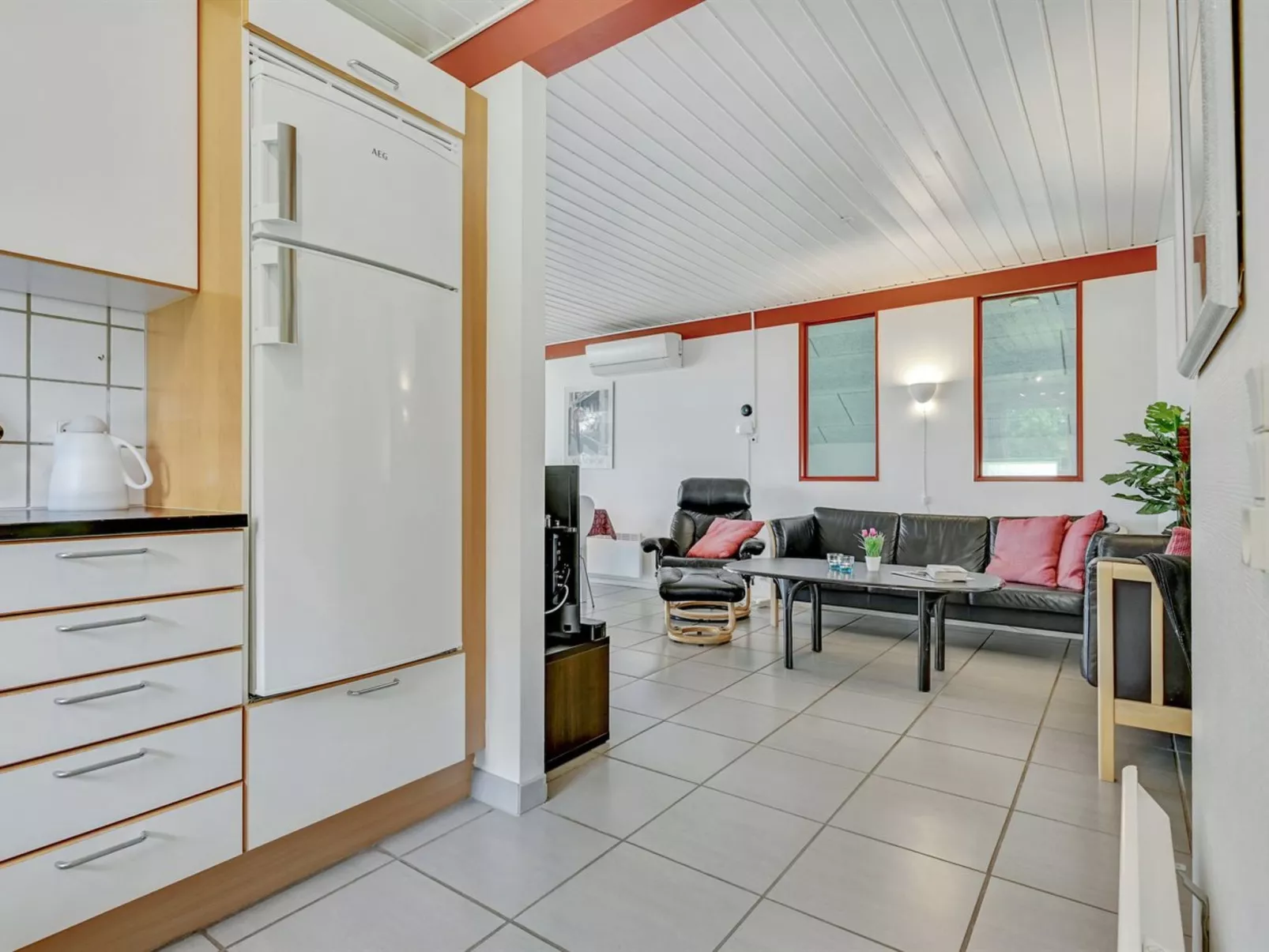 "Emly" - 1.1km from the sea-Binnen