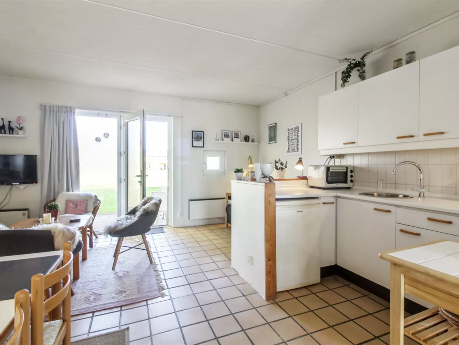 "Solveg" - 150m from the sea-Binnen