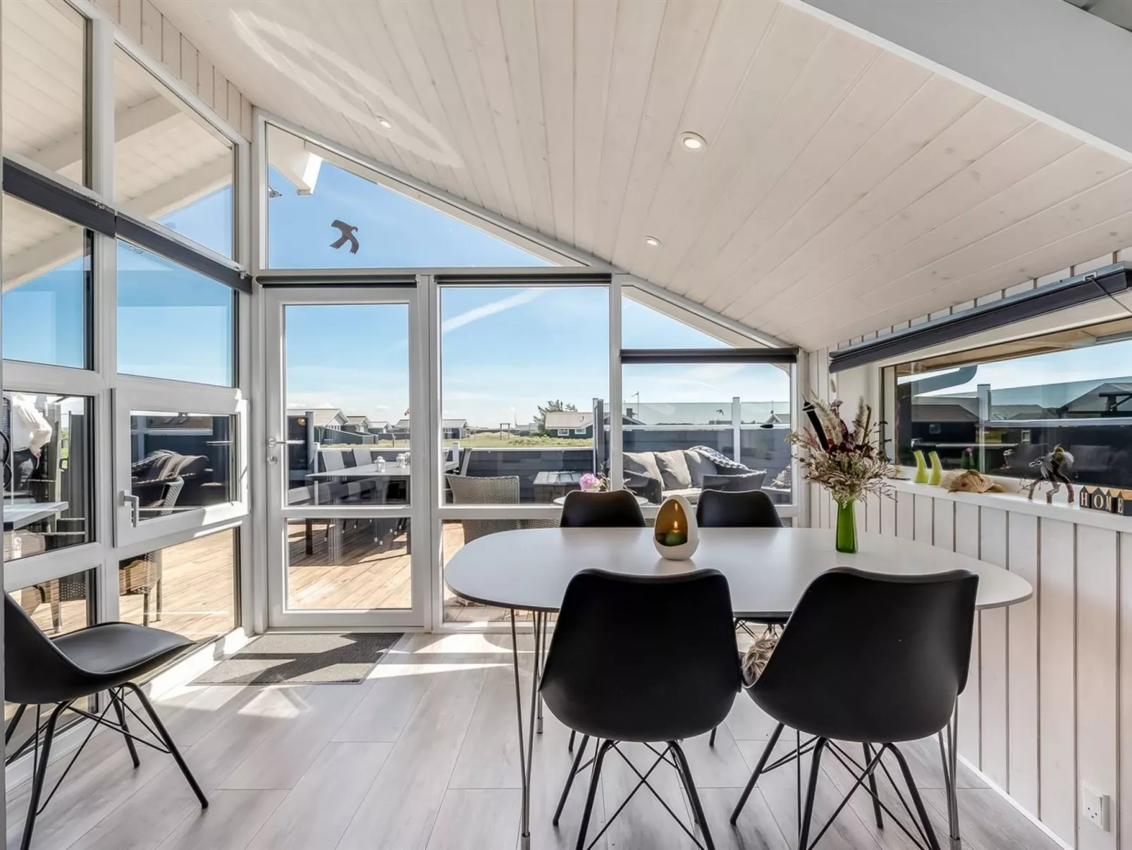 "Henning" -  from the sea-Binnen