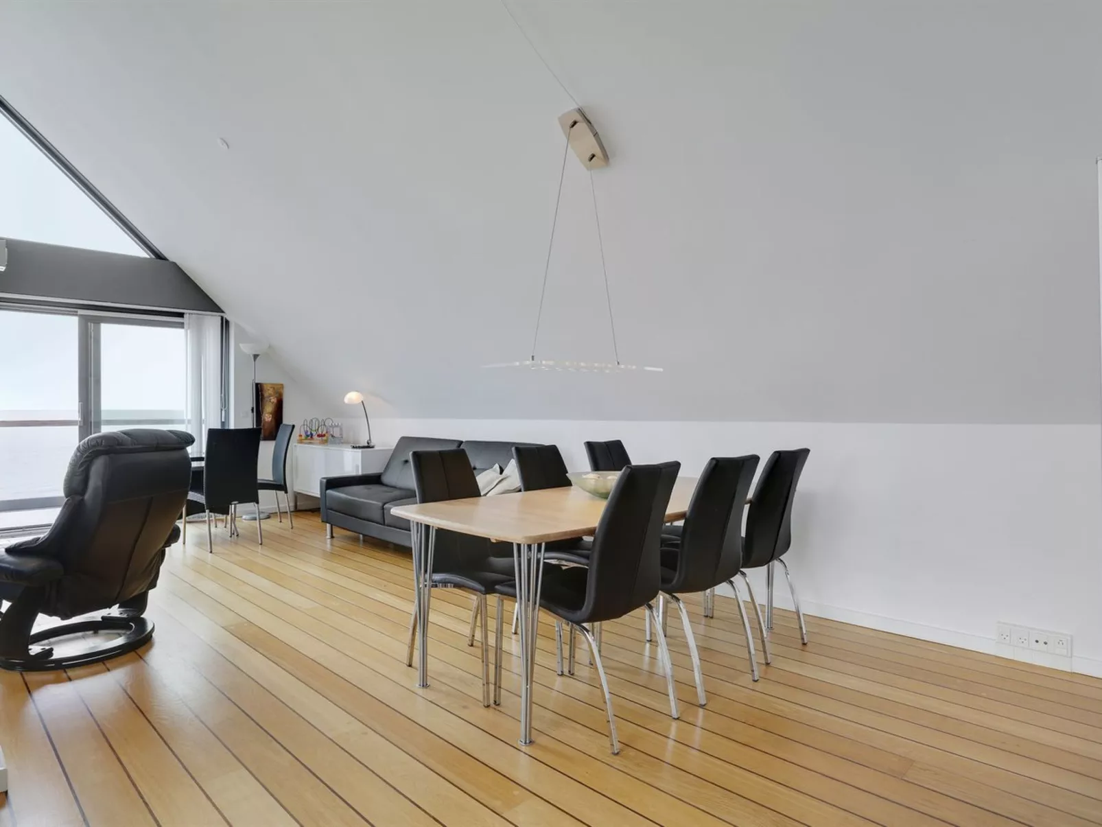 "Femme" - 15m from the sea-Binnen