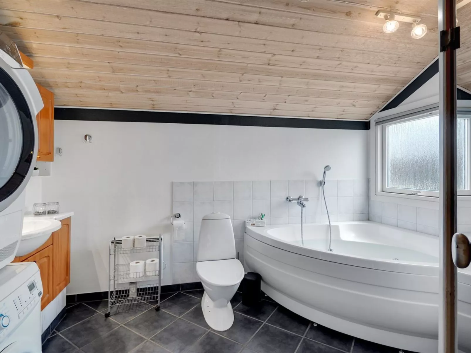 "Jarik" - 1.2km to the fjord-Binnen