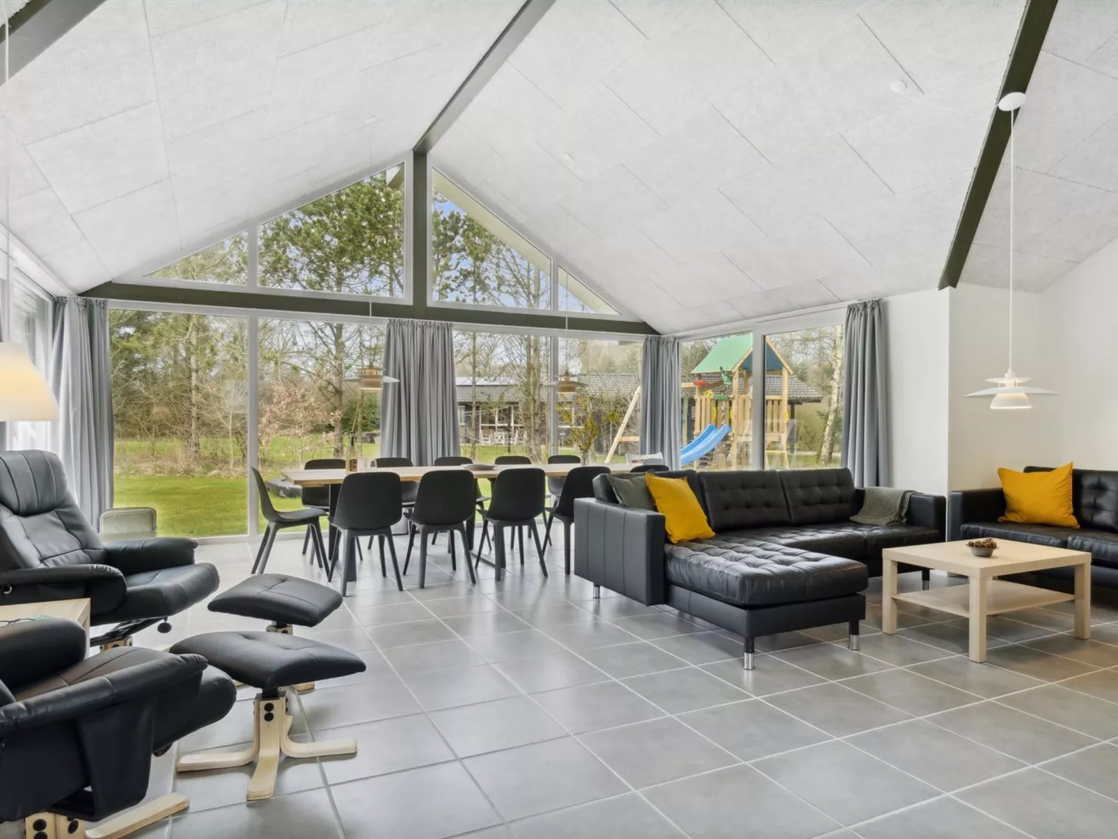 "Human" - 10.5km from the sea-Binnen